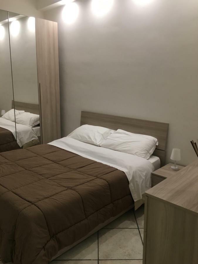 Luxurious Street Apartments Катания Стая снимка